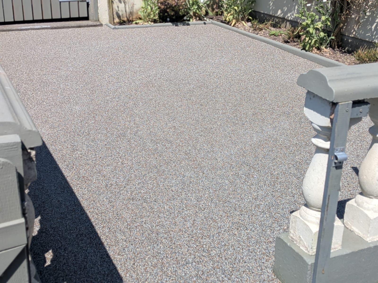 Resin Bound Driveway — A buff-finish driveway laid to a clean, seamless edge.
